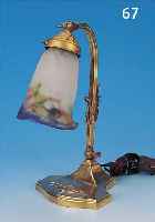 TISCHLAMPE, FRANKREICH, UM 1910-20, SCHIRM SIGN. MüLLER FRES, PATE-DE-VERRE MIT BLAUEN, GRüNEN UND GELBEN EINPUDERUNGEN, FUß ...