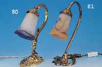 TISCHLAMPE, FRANKREICH, 20ER JAHRE, SCHIRM PATE-DE-VERRE MIT ORANGEFARBENEN UND BLAUEN EINPUDERUNGEN, FUß GELBGUß, ELEKTR. ERNEUERT, ...