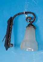WANDLAMPE, FRANKREICH, 20ER JAHRE, SCHMIEDEEISERNE MONTUR, SCHIRM FARBLOSES RELIEFIERTES GLAS MIT FLORALEM ...