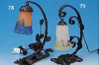 TISCHLAMPE, FRANKREICH, UM 1920, SCHMIEDEEISERNE MONTUR, SCHIRM, SIGN. NOVERDY, PATE-DE-VERRE MIT BLAUEN, ...