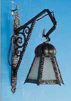 WANDLAMPE, FRANKREICH, UM 1930, SCHMIEDEEISERNE MONTUR, FARBLOSE RELIEFIERTE UND MATTIERTE GLAS- EINSäTZE, ...