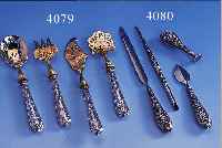 4-TEIL. PETIT-FOURS-BESTECK, FRANKREIFH UM 1900, ARBEITSTEILE METALL VERGOLDET, GRIFFE 900ER SILBER, MEISTERMARKE HRB, UNGED. ORIG.-ETUI