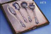 4-TEIL. PETIT-FOURS-BESTECK, FRANKREICH, PARIS, UM 1900, E. MOLLE, PARIS, 950ER SILBER, MATTIERT, SEEROSENDARSTELLUNG MIT IN DIE ...