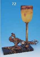 TISCHLAMPE, FRANKREICH, UM 1930, MARMORSOCKEL MIT BRONZEFIGUR EINER EXOTISCHEN TäNZERIN, SCHIRM PATE-DE-VERRE, SIGN. DEGUé, MIT ...