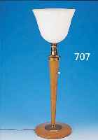 TISCHLAMPE, FRANKREICH, UM 1930, HOLZFUß MIT MESSINGMONTUREN, MILCHGLASSCHIRM, ELEKTR. NICHT GEPRüFT, ...