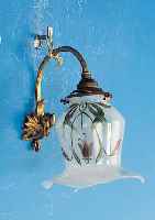 WANDLAMPE, ÖSTERREICH, UM 1900, GLASSCHIRM MIT OPALINEM ÜBERFANG UND BUNTER BLUMENMALEREI, ELEKTR. NICHT ...