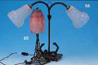 TISCHLAMPE, FRANKREICH, UM 1920, SCHIRM SIGN. DAUM, PATE-DE-VERRE, MIT ROSA UND VIOLETTEN EIN- ...