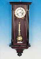 WANDUHR, WOHL DEUTSCH, UM 1900, VERZIERTES HOLZGEHäUSE Z.T. SCHWARZ ABGESETZT, ALTER WURMBEFALL, AUFSATZ FEHLT, 3-SEITIG VERGLAST, SKEL. ...