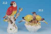 PORZELLANFIGUR, MEISSEN, 70ER JAHRE, 1. WAHL,FüTTERNDE VöGEL MIT JUNGEN IM NEST, BUNT BEMALT, H. CA. 8.5 CM