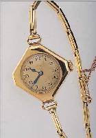 FLORE DAMENGOLDBANDUHR, SCHWEIZ UM 1930, GG 585/000, CARREE-COUPE-FORM üBER ECK, BODEN U. GLASR. SCHARNIER, VERG. BLATT, GEBL. ORIG.-ZEIGER, ...