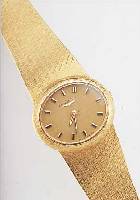 LONGINES DAMENGOLDBANDUHR, SCHWEIZ UM 1972, GG 750/000 INCL. GG-BAND, MATTES DESIGN VON BAND IN LüNETTE üBERGEHEND, SAPHIRFLACHGL., BODEN ...