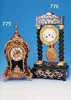 PORTALUHR, FRANKREICH, UM 1880, , SCHWARZ GE-FAßTES HOLZGEHäUSE MIT MARKETIERUNG, GEDREHTE SäULEN (BANDINTARSIEN FEHLEN), ZWISCHENTEIL DER ...