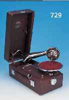 KLEINES REISEGRAMMOPHON, RUSSLAND, 30ER JAHRE,  BRAUNER LEDERKOFFER, VERCHROMTE, MONTUREN, ...