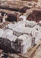 CHRISTO UND JEANNE-CLAUDE, WRAPPED REICHS- TAG, FARBOFFSET, MIT KLEINEM STOFFMUSTER, CA. 17 X 14 CM, PP, U.GL., R.