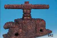 ÖLPRESSE, DEUTSCH, 18. JH., HOLZ GESCHNITZT MIT WIDDERFIGUR, KüKEN Z.T. ERNEUERT, ALTERS- UND GEBR.-SPUREN, H. CA. 26 CM