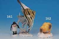 ZWEI PORZELLANFIGUREN, ROSENTHAL, 30ER JAHRE, 1 X PINGUIN, SIGN. HIMMELSTOSS, H. CA. 8 CM; 1 X SKALAR, SIGN. HEIDENREICH, H. CA. 20 CM