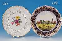ZIERTELLER, SCHUMANN, MOABIT BERLIN, UM 1850-60, PORZELLAN, KOBALTBLAUER RAND MITGOLDDEKOR BERIEBEN, MITTIG BUNTE LANDSCHAFTS- MALEREI MIT ...