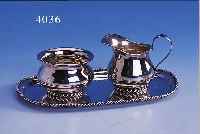 SAHNEGIEßER UND ZUCKERSCHALE AUF TABLETT, DEUTSCH, GRIMMINGER, 925ER SILBER, KORDELVER- ZIERUNG, CA. 240 G, TABLETT CA. 19 X 11 CM