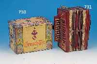 BANDONEON, DEUTSCH, UM 1920, HOLZ TEILS BUNT BEMALT UND MIT LITHOGRAPHIER- TEN PAPIERBORDüREN VERZIERT, PERLMUTTBESATZ, ...