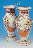 VASENPAAR, JAPAN, IMARI, UM 1900/1910, PORZELLAN, REICH BUNT BEMALT MIT PäONIEN, KIRSCHBLüTEN UND REGENBOGEN, LEICHT BERIEBEN, H. CA. ...