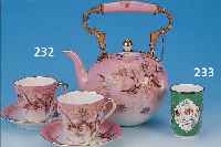 TEEKANNE MIT ZWEI TASSEN MIT UNTERTASSEN, PIRKENHAMMER, UM 1895-1910, PORZELLAN, ROSAGRUNDIG, JAPONISIERENDER DEKOR, GOLD- STAFFAGE ...
