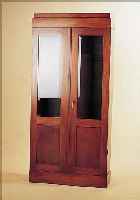 VITRINE, NORDDEUTSCH, UM 1900, MAGAGONIFUR- NIER, 2-TüRIG DIESE FACETT. VERGLAST, 4 EINLE-GEBöDEN, GEBRAUCHSSPUREN, M.: 176X83X28 CM.