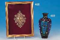 VASE, JAPAN, UM 1880-90, BRONZEKORPUS FEIN BUNT EMAILLIERT IN CLOISONNé-TECHNIK, EMAIL Z.T. DURCHSCHEINEND MIT HINTERLEGTER SILBER- FOLIE, AM ...