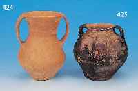 KLEINER KRUG, CHINA, NEOLITHIKUM, CA. 4000 V. CHR., INTERESSANTES GEFäSS AUS GRAUEM TONMIT KLEINEN ÖSENHENKELN UND PLASTISCHEN VER- TIKALEN U. ...