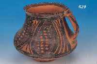HENKELKRUG, CHINA, NEOLITHIKUM, CA. 2000 N. CHR., ROTBRAUNER TONSCHERBEN MIT DUNKELBRAU-NER U. SCHWARZER BEMALUNG, GEOMETRISCHE MO- TIVE AUF ...