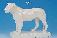 PORZELLANFIGUR, MEISSEN, 20ER JAHRE, SIGN. A. GAUL, SCHREITENDER PANTHER, SOCKEL AN ZWEI ECKEN BESTOßEN, H. CA. 32 CM