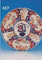 GROßER TELLER, JAPAN, ARITA, UM 1890-1900, PORZELLAN, REICHE FELDERBEMALUNG IN ROT, BLAU UND GRüN, GOLDEN GEHöHT, D. CA. 45 CM