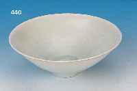 GROSSE KUMME, CHINA, SONG-DYNASTIE, 970-1279 N. CHR., WEISSER KERAMIKSCHERBEN, SOG. PRO- TOPORZELLAN, MIT SEHR SCHöNER QINGBAI-GLASUR, IN DER ...