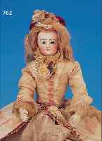 MODEPUPPE, TYP F. GAULTIER, UM 1910-15, PORZELLANKOPF FEIN BUNT BEMALT, GESCHLOSSENER MUND, EINGESETZTE BLAUE GLASAUGEN, BLONDE ...