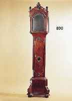 STANDUHRGEHäUSE, ENGLAND, UM 1780-1810, GESPIEGELTES WURZELNUSSFURNIER, SäULEN MIT KORINTHISCHEN KAPITELLEN, SCHLOSS, KUGELN UND ...