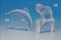 SKULPTUR, LALIQUE, NEUERE PRODUKTION, FARBLOSES MATTIERTES PREßGLAS, KATZE AUF SOCKEL, UNSIGNIERT, H. CA. 13 CM