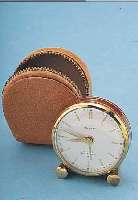 HUBER ETUI/REISEWECKER, REF.-NR. 7850, DEUTSCHLAND/SCHWEIZ UM 1950, MESSING VERG., CHINALACK, LEDERSCHUTZHüLLE, 8-TAGEWERK, BLATT ...