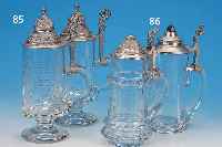 PAAR BIERKRüGE, DEUTSCH, DATIERT 1906, FARBLOSES GESCHLIFFENES GLAS, RELIEFIERTER ZINNDECKEL MIT WIDMUNG, H. JE CA. 26 CM