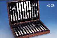 DESSERTBESTECK FüR 12 PERSONEN, ENGLAND UM 1870/80, GEBR.-TEILE METALL VERSILBERT, GRAVIERT, GRIFFE PERLMUTT MIT FLORALEN ENDEN, 1 ...