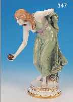 PORZELLANFIGUR, MEISSEN, DIE KUGELSPIELERIN, AUSFORMUNG UM 1905/06, ENTWURF SCHOTT UM 1896, BUNTE BEMALUNG VON HERVORRAGENDER QUALI-TäT, ...