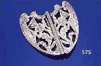 GüRTELSCHLIEßE, CHESTER UM 1909, 925ER SILBER, SäGEARBEIT, ZISELIERT, MIT DISTELDAR- STELLUNG, PUNZIERT, MEISTERMARKE UNGED. H CA. 7 CM