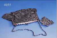 ABENDTASCHE UND PORTEMONNAIE, DEUTSCH UM 1900, 800ER SILBER, TASCHE MIT LEDERINNEN- FUTTER, 2 SAPHIRCABOCHONS ALS DRüCKER, TRAGE- KETTE, H ...