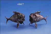 2 SALZ/PFEFFERSTREUER IN FISCHFORM, SPANIEN CA. 30/40ER JAHRE, HINTERTEIL BEWEGLICH, AUGEN AUS GRüNEM UND ROTEM GLAS, ZISELIERT, L. CA. 7.5 ...