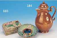 DECKELDOSE UND ASCHENBECHER, CHINA, 20. JH., BRONZEKORPUS REICH BUNT EMAILLIERT IN CLOISONNé-TECHNIK, DOSE CA. 5 X 12 X 8 CM, ASCHE H. ...