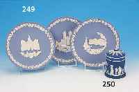 DREI WEIHNACHTSTELLER, WEDGWOOD, 1977-1979, ,BLAUES BISKUITPORZELLAN MIT AUFGELEGTEN WEIßENDEKOREN, D. JE CA. 20.5 CM