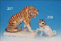 GROßE PORZELLANFIGUR, SCHWARZBURGER WERKSTäT- TEN, ENTWURF ARTHUR STORCH, UM 1918, SITZEN-DER TIGER, BUNT BEMALT, MONOGRAMMIERT, MODELL-NR. U1167, ...