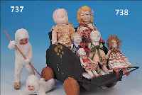 KONVOLUT AUS 6 PORZELLANPüPPCHEN MIT WAGEN, UM 1880-1900, 1 X BABY, H. 10 CM; 2 PUPPEN-STUBENPüPPCHEN, MODELL. HAARE, BUNT BEMALT, H. 9,5 CM; ...
