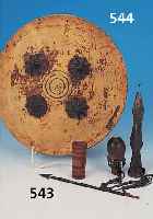 EHRENSCHILD DER MASSAI, UM 1890-1900, NASHORNHAUT, RESTE ALTER BEMALUNG, VIER METALLAPPLIKATIONEN, D. CA. 30 CM