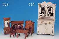 PUPPENSTUBENEINRICHTUNG, DEUTSCH, UM 1900-10, EICHE MIT MESSINGAPPLIKATIONEN, BESTEHEND AUS: KLAVIER, AUFSATZMöBEL MIT SPIEGEL, ...