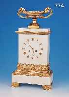 PENDULE, FRANKREICH UM 1840/50, WEIßES MAR- MORGEHäUSE, REICH VERZIERTE BRONZEAPPLIKEN IN ROCAILLEN- UND BLATTFORM, BEKRöNUNG EINES KEL-CHES MIT ...