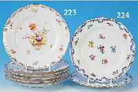 ZWEI TELLER, MEISSEN, UM 1850, PORZELLAN, RELIEFIERTER RAND MIT ROCAILLEN VERZIERT, BUNT BEMALT MIT STREUBLüMCHEN, D. 22 CM, ...